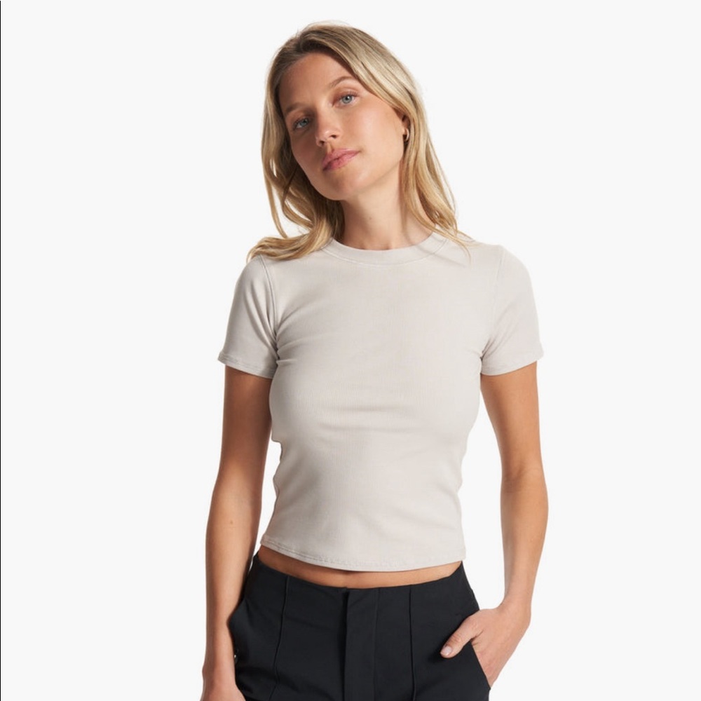 Vuori pose fitted tee